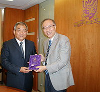 Prof. Jack Cheng (right), Pro-Vice-Chancellor of CUHK presents a souvenir to Prof. Zhang Guangqiang (left), Party Secretary of Northwest Agriculture and Forestry University